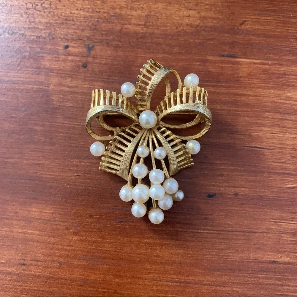 Lisner Vintage gold tone and pearl bow flower brooch pin